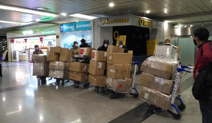 省腾龙国际平台集团捐赠首批紧缺防疫物资运抵华西医院