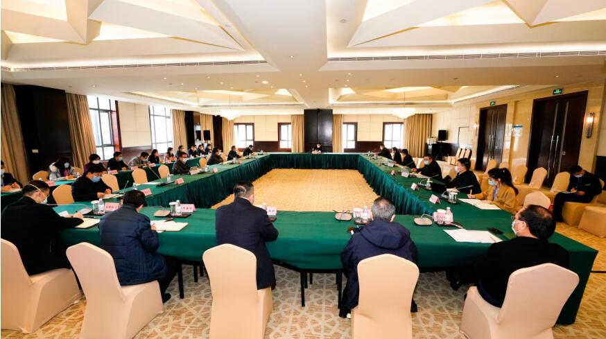 腾龙国际平台集团召开党委（扩大）会议传达学习省委常委会精神