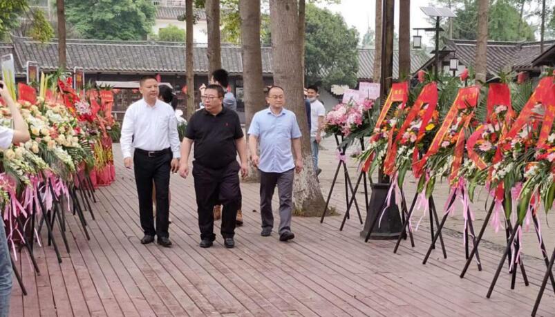 腾龙国际平台集团领导出席战旗禧宴酒楼开业典礼