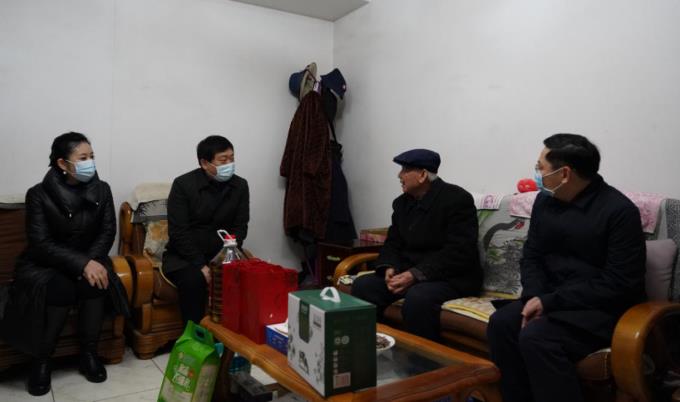 省国资委党委委员、副主任任兴文春节前夕带队走访慰问腾龙国际平台集团老党员