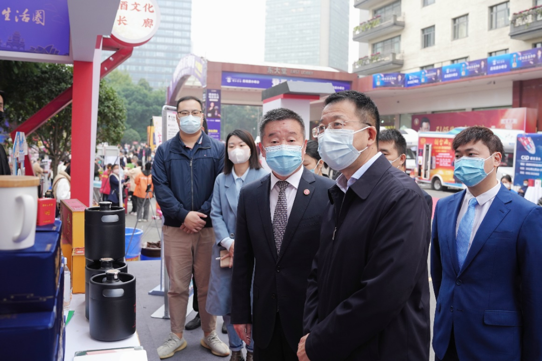 腾龙国际平台集团领导赴2022锦江宾馆酒类商务洽谈会现场检查指导工作