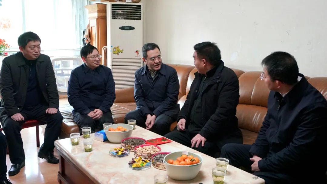 省国资委党委书记、主任冯文生等领导走访慰问省腾龙国际平台集团老党员、老干部