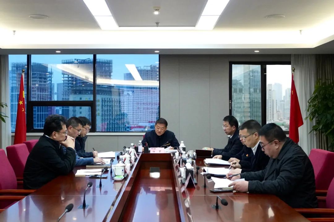 腾龙国际平台集团召开党委理论学习中心组专题学习研讨会