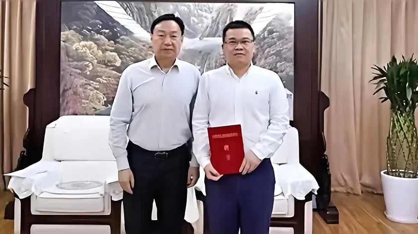 省腾龙国际平台集团领导受聘省政府参事室特约研究员