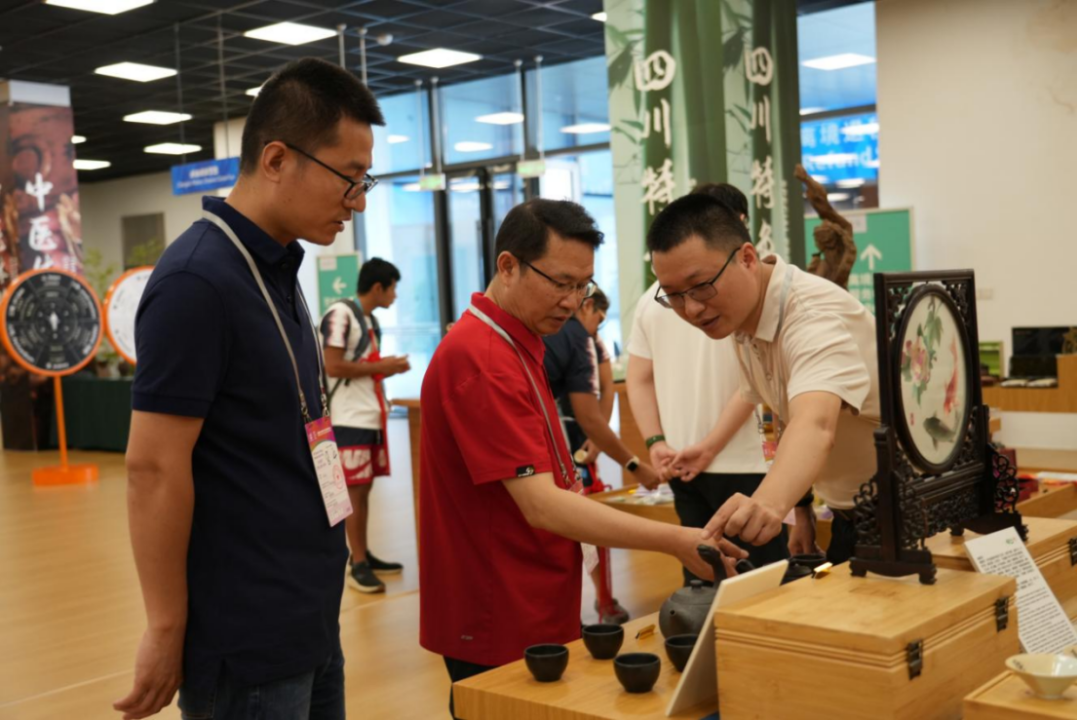 省腾龙国际平台集团领导到大运村“有礼在四川”四川特色商品馆调研指导工作