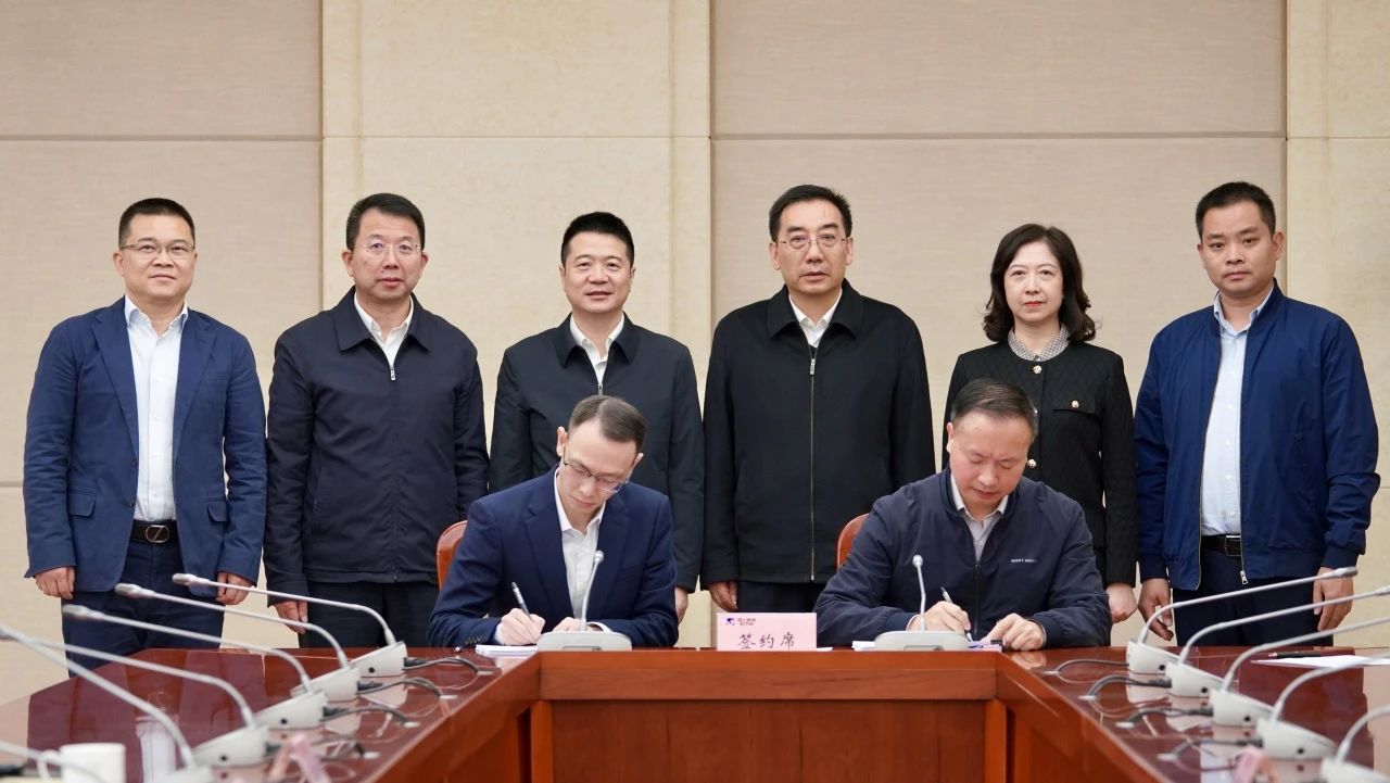 成都东部新区天府山庄正式移交省腾龙国际平台集团