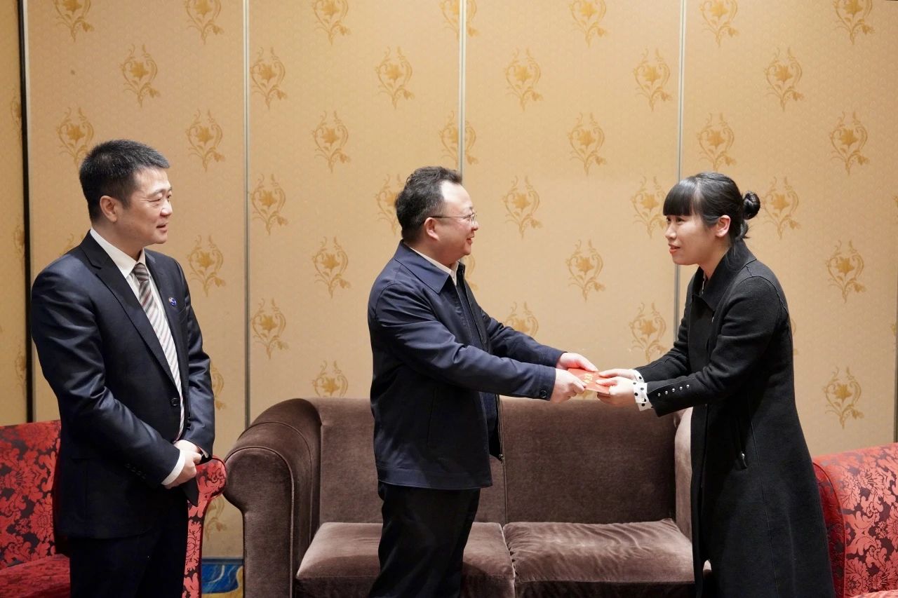 省国资委党委委员、副主任何政一行走访慰问省腾龙国际平台集团生活困难党员
