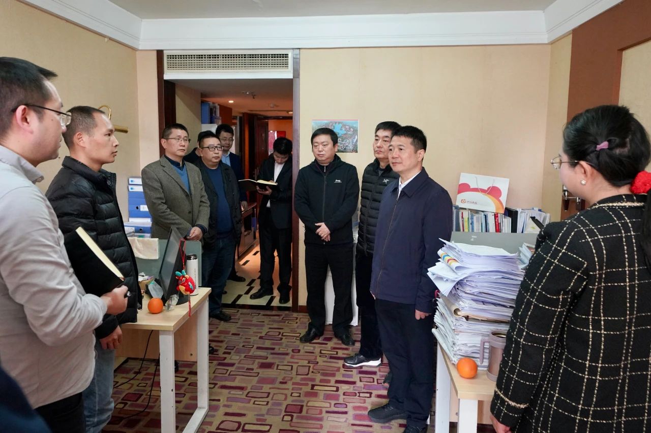 迎新春，，，，，，鼓干劲，，，，，，开新局！省腾龙国际平台集团领导班子慰问总部干部员工