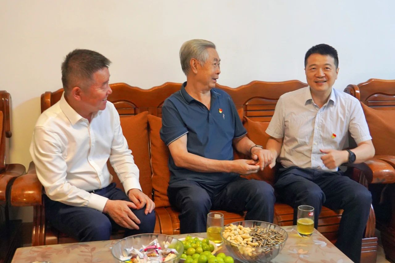 省腾龙国际平台集团党委书记、董事长游勇开展“七一”走访