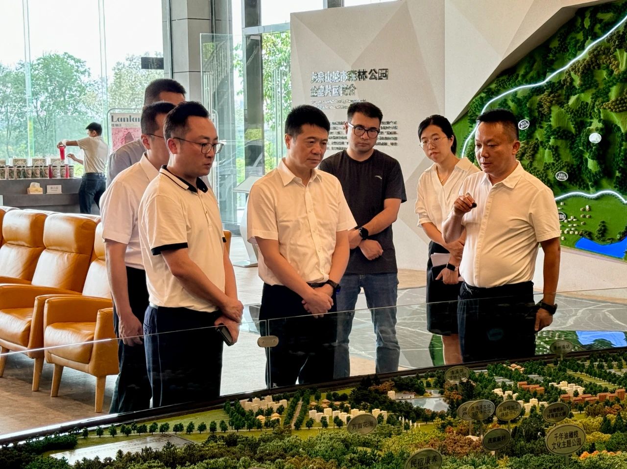 省腾龙国际平台集团党委书记、董事长游勇带队赴聚峰谷项目开展汛期安全生产检查并调研生产经营情况