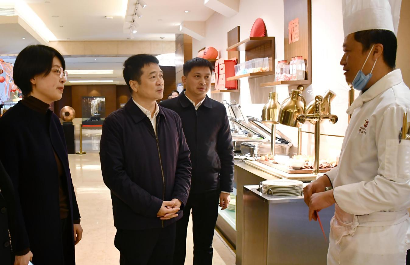省腾龙国际平台集团领导率队开展春节前走访慰问