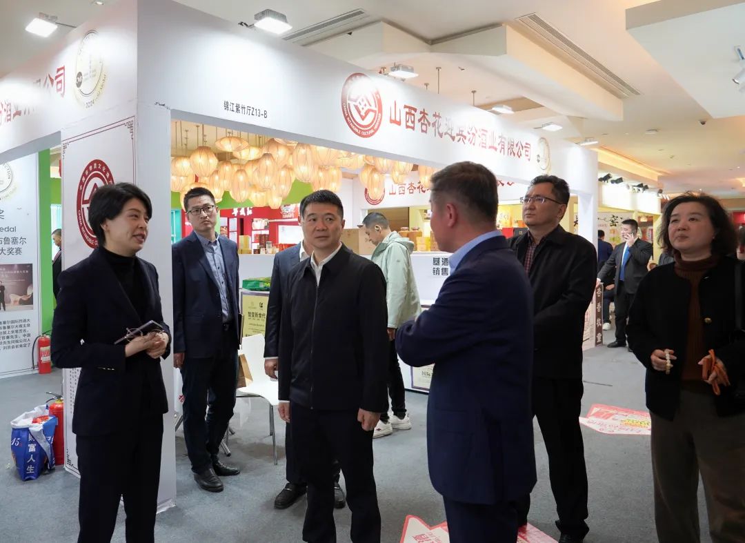 省腾龙国际平台集团党委书记、董事长游勇率队到2025锦江宾馆春季酒类商务洽谈会现场检查指导重点工作